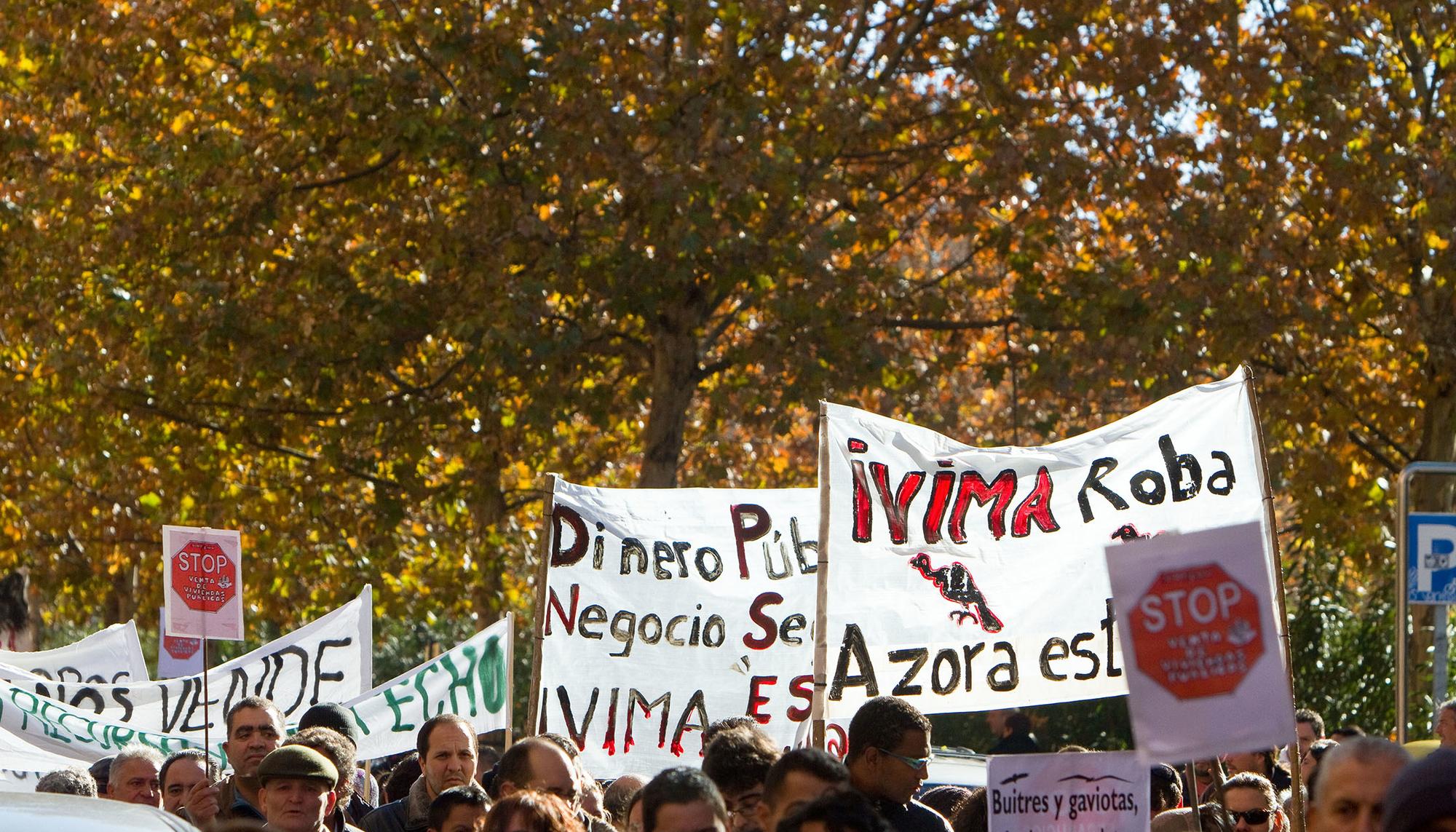 Manifestación venta vivienda pública a Azora